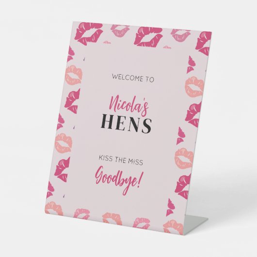 Pink Lips Kus de Miss Glam Hens Welkomstbord Reclamebord Met Voetstuk (Voorkant)