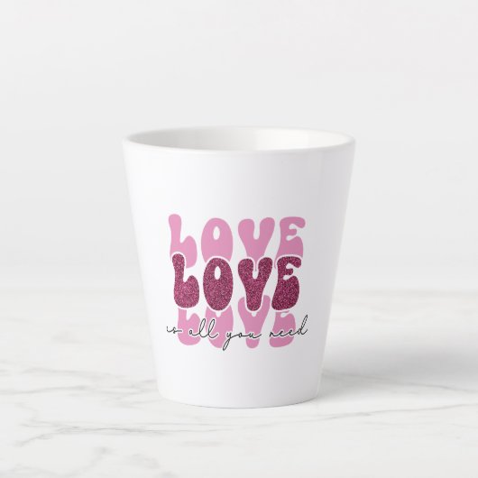 Pink "Love" Stacked Bubble Font Latte Mok (Voorkant)