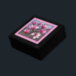 Pink Magnolias Glas in lood Illusion Cadeaudoosje<br><div class="desc">Elegant roos roze,  en witte magnolia's in een glas-in-lood effect. Fijn en vrolijk. Perfect voor kinderen om sieraden en andere schatten op te slaan.</div>
