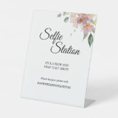 Pink Mauve  Floral Wedding Selfie Station Reclamebord Met Voetstuk (Voorkant)