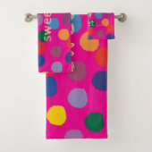 Pink mit bunten Punkten und Schriftzug -  Bad Handdoek (Insitu)