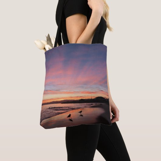 Pink Morning Sky aan het strand Tote Bag (Dichtbij)