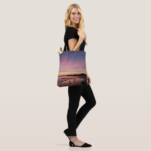 Pink Morning Sky aan het strand Tote Bag (Op model)