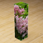 Pink Mountain Laurel Monogrammed Wedding Favors Wijn Geschenkdoos<br><div class="desc">close-up van roze stervormige Mountain Laurel-bloemen met stukjes donkerroze en groene bladeren met op de achtergrond een wazige groen. Een elegante aanraking met je bruiloft bevoordeelt wijn- of champagneflessen voor je trouwreceptie (of andere speciale evenementen). Personaliseer met de Initialen van de Voornaam van de Bride & van de Groom en...</div>