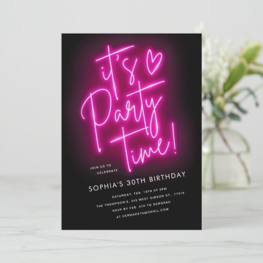 Pink Neon Light Verjaardag Uitnodigen voor vrouwen Kaart (Staand voorkant)