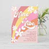 Pink Nine is een Vibe Retro Daisy Rainbow Birthday Kaart (Staand voorkant)