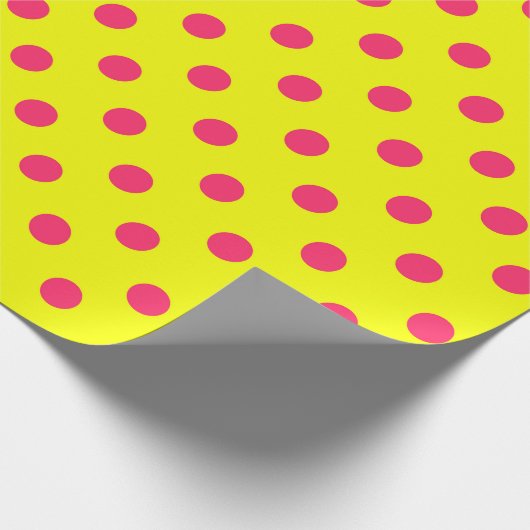 Pink On Yellow Polka Dots Pattern Design  Cadeaupapier (Hoek)