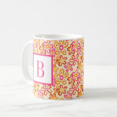 Pink Orange Retro Daisy Flowers Initial Monogram Koffiemok (Voorkant links)