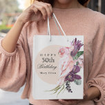 Pink Parrot Boho Tropical 50th Birthday Party Medium Cadeauzakje<br><div class="desc">Voeg een memorabele persoonlijke touch toe aan een 50ste verjaardagsviering met deze aangepaste geschenktas. Het thema is boho tropische bloemen en is geweldig! Een bleek rozen beige rond lijst omringt de tekst samen met een mooie roze papegaai zittend bovenop een boeket van paarse bloemenelementen waaronder protea en orchideeën met donkere...</div>
