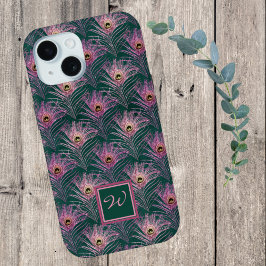 Pink Peacock Feathers en Monogram op Deep Green iPhone 15 Case