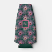 Pink Peacock Feathers en Monogram op Deep Green Flesjeskoeler (Voorkant)