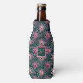 Pink Peacock Feathers en Monogram op Deep Green Flesjeskoeler (Fles Voorkant)