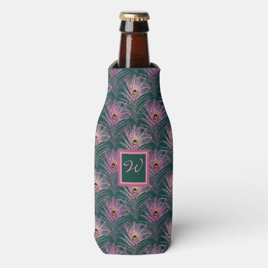Pink Peacock Feathers en Monogram op Deep Green Flesjeskoeler (Fles Voorkant)