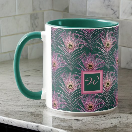 Pink Peacock Feathers en Monogram op Deep Green Mok