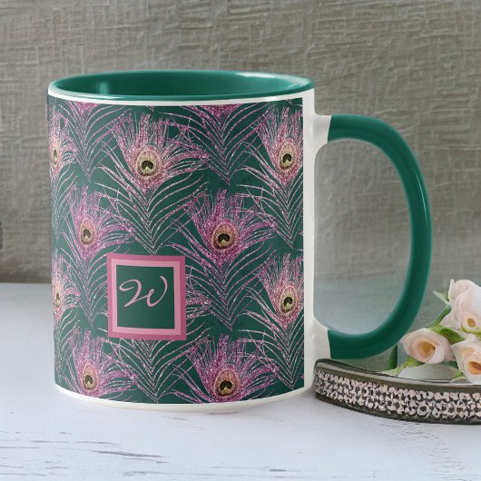 Pink Peacock Feathers en Monogram op Deep Green Mok