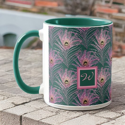 Pink Peacock Feathers en Monogram op Deep Green Mok