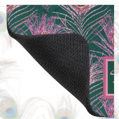 Pink Peacock Feathers en Monogram op Deep Green Muismat