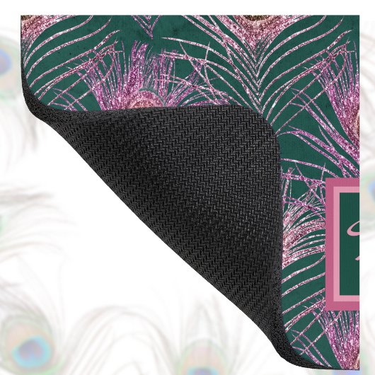 Pink Peacock Feathers en Monogram op Deep Green Muismat