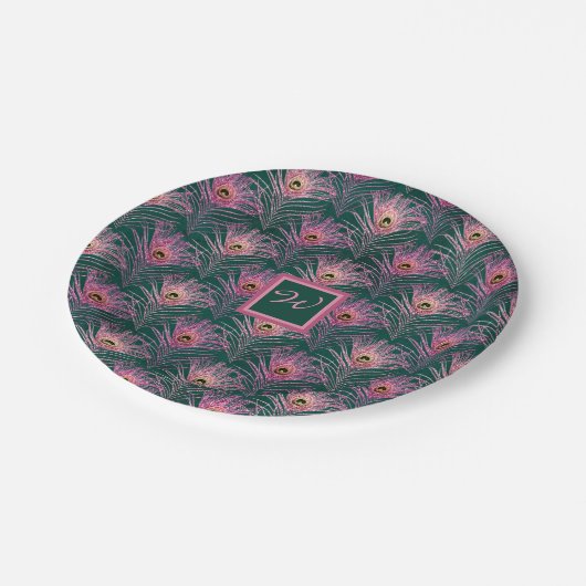 Pink Peacock Feathers en Monogram op Deep Green Papieren Bordje (Gekanteld)