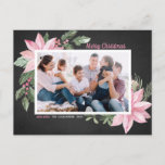 Pink Poinsettias Chalkboard Merry kerstfoto Feestdagenkaart<br><div class="desc">Vrolijk kerstfeest! Verstuur vakantiegroeten naar familie en vrienden met dit aanpasbare botanische briefkaart. Het bevat een afbeelding van de waterverf van roze poinsettias, bessen, katoen en hollies op een achtergrond van faux-alkboard. Personaliseer me door foto's en uw eigen teksten toe te voegen. Dit roze florale kerstbriefkaart is verkrijgbaar in verschillende...</div>