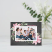 Pink Poinsettias Chalkboard Merry kerstfoto Feestdagenkaart (Staand voorkant)