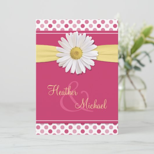Pink Polka Dot White Daisy Wedding Invitation Kaart (Staand voorkant)