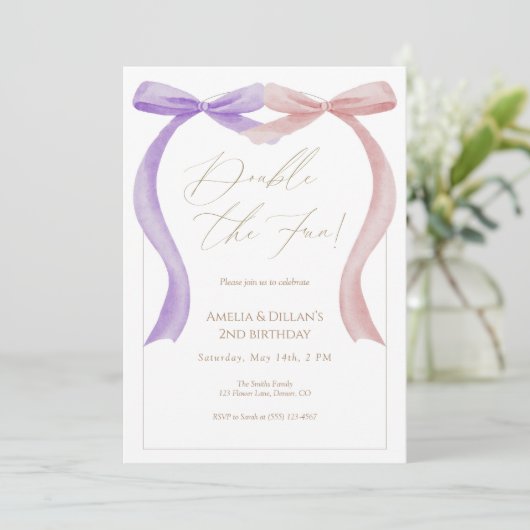Pink purple bow Twin Birthday Invitation Kaart (Staand voorkant)