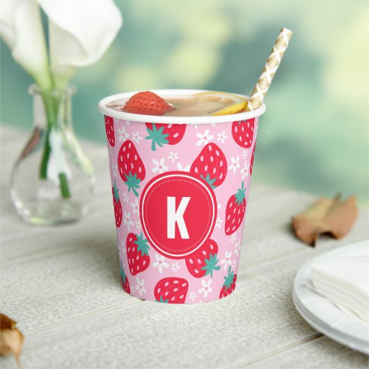 Pink Red Strawberries Floral  Pattern Monogram Papieren Bekers (Insitu)