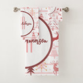 PINK REINDEER & CHRISTMAS TREES CUSTOM MONOGRAM BAD HANDDOEK (Insitu)