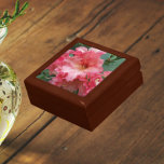 Pink Rhododendron Bloom Floral Cadeaudoosje<br><div class="desc">Winkelinkten,  sieraden en andere kleine keepenkoeken in deze houten cadeaudoos met keramische tegel die het foto-afbeelding van een prachtig,  roze Rhododendron-bloem bevat. Een mooi,  bloemetjesontwerp! Selecteer de grootte en kleur van het cadeauvakje.</div>