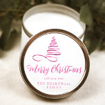 Pink Ribbon Tree Merry Christmas Script Ronde Sticker<br><div class="desc">Deze moderne vakantie sticker heeft een glanzend roze lint in de vorm van een kerstboom en de woorden "Merry Christmas" in stijlvolle roze kalligrafie script. Personaliseer het met de naam van uw familie in serif lettertype.</div>