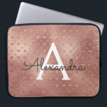 Pink Rose Gold Metallic Folie Glam Monogram Laptop Sleeve<br><div class="desc">Pink Rose Gold Faux Metallic Folie Girly Glam Heart Pattern Monogram Hoesje. Dit hoesje kan worden aangepast om uw initiaal en voornaam op te nemen. Als u overeenkomende items wilt,  neem dan contact op met de ontwerper.</div>