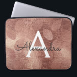 Pink Rose Gold Metallic Folie Glam Monogram Laptop Sleeve<br><div class="desc">Pink Rose Gold Faux Metallic Folie Girly Glam Herfst of Autumn Leaf Pattern Monogram Hoesje. Dit hoesje kan worden aangepast om uw initiaal en voornaam op te nemen. Als u overeenkomende items wilt,  neem dan contact op met de ontwerper.</div>