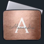 Pink Rose Gold Metallic Folie Monogrammed Laptop Sleeve<br><div class="desc">Roze Rose Gold Faux Metallic Folie Elegant Monogram Hoesje. Dit hoesje kan worden aangepast om uw initiaal en voornaam op te nemen. Als u overeenkomende items wilt,  neem dan contact op met de ontwerper.</div>