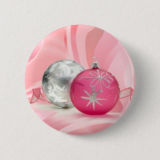 PINK & SILVER ORNAMENS SHARON SHARPE RONDE BUTTON 5,7 CM (Voorkant)