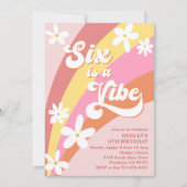 Pink Six is een Vibe Retro Daisies Rainbow Birthda Kaart (Voorkant)