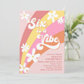 Pink Six is een Vibe Retro Daisies Rainbow Birthda Kaart (Staand voorkant)
