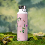 Pink Skiers Ski Skiing Waterfles<br><div class="desc">Ski openen! Het ontwerp van het wollige wintermodel van het skieermodel met skiërs die de alpine skipistes onder sneeuwbedekte bomen in de alpen skiën. Freeride skiers dragen kleurrijke retro skipakken en skiën naar beneden met ski's op een pastelroze sneeuwlandschapsachtergrond. Geweldig wintersportcadeau voor een skiester in je kring van vrienden, collega's...</div>