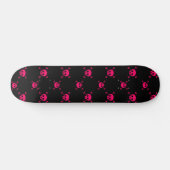 Pink skull and crossbones on black persoonlijk skateboard (Horizontaal)