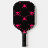 Pink skull and crossbones on black pickleball paddle (Voorkant)