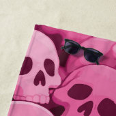 Pink Skull Pattern – Bold Pop Gothic Art Strandlaken (In situ)