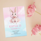 Pink Sky Bunny op Swing Verjaardag Uitnodiging Pas