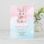 Pink Sky Bunny op Swing Verjaardag Uitnodiging Pas (Staand voorkant)