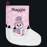 Pink Snowman en sneeuwvlokken gepersonaliseerd Grote Kerstsok<br><div class="desc">Schattigee handgetekende sneeuwpop in roze en blauw winterse pet en sjaal op besneeuwde dag,  Voeg een naam toe aan deze kous in het gepersonaliseerde gebied.</div>