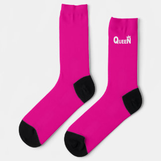 Pink socks with ‘Queen’ in white and a crown Sokken
