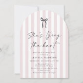 Pink Striped Bow Script Bridal Shower Invitation Kaart (Voorkant)