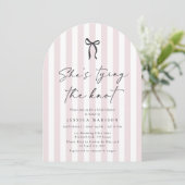 Pink Striped Bow Script Bridal Shower Invitation Kaart (Staand voorkant)