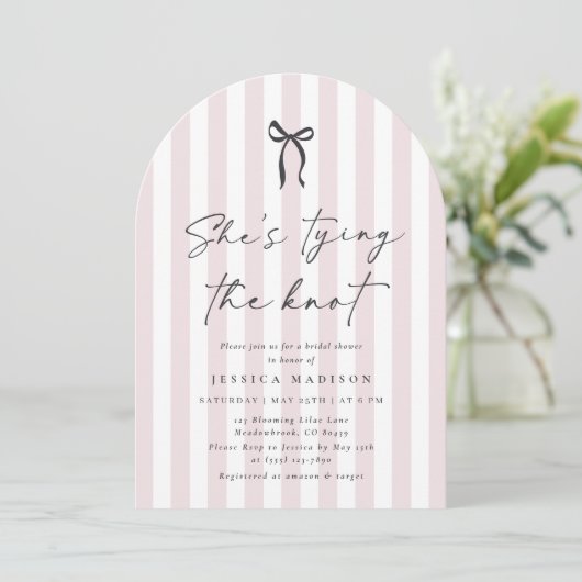 Pink Striped Bow Script Bridal Shower Invitation Kaart (Staand voorkant)