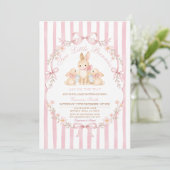 Pink Striped Twins Bunnies Baby Shower Invitation Kaart (Staand voorkant)