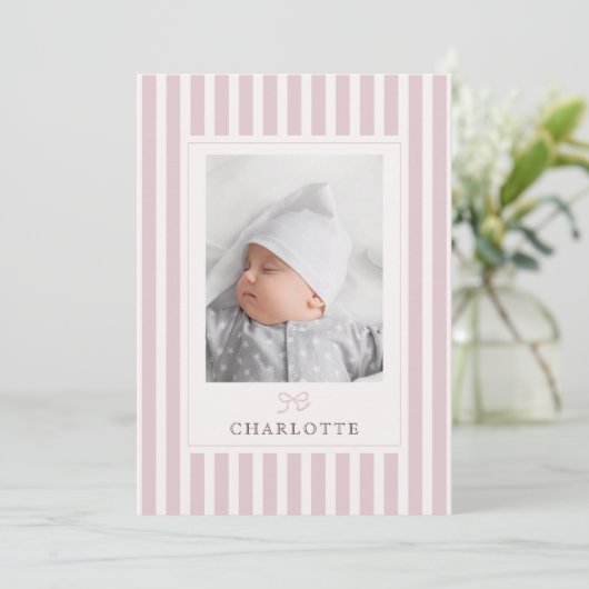 Pink Stripes en Bow Baby Geboorteaankondiging Aankondiging (Staand voorkant)